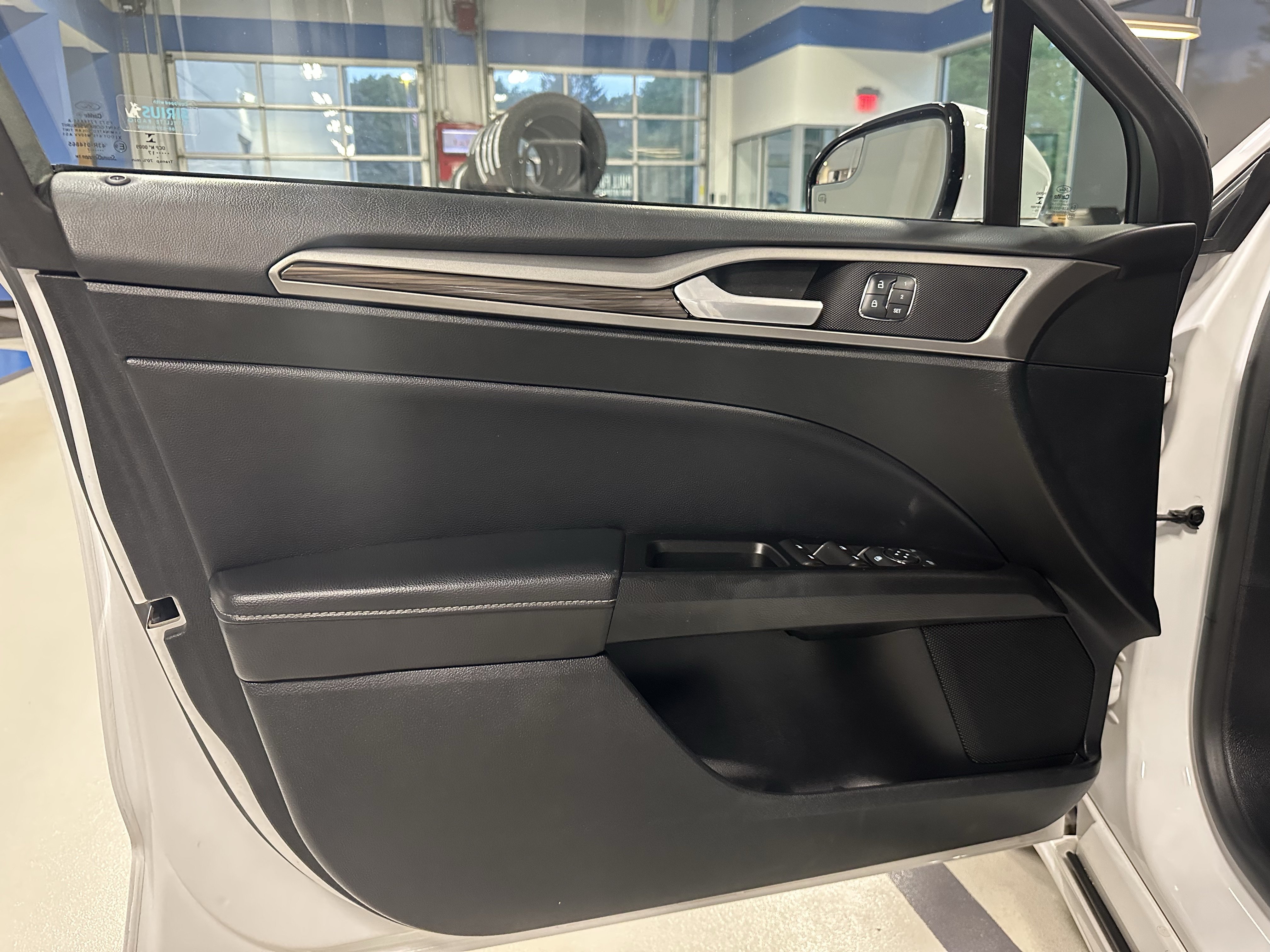 Used 2017 Ford Fusion SE w/ Fusion SE Technology Package FWD image 20