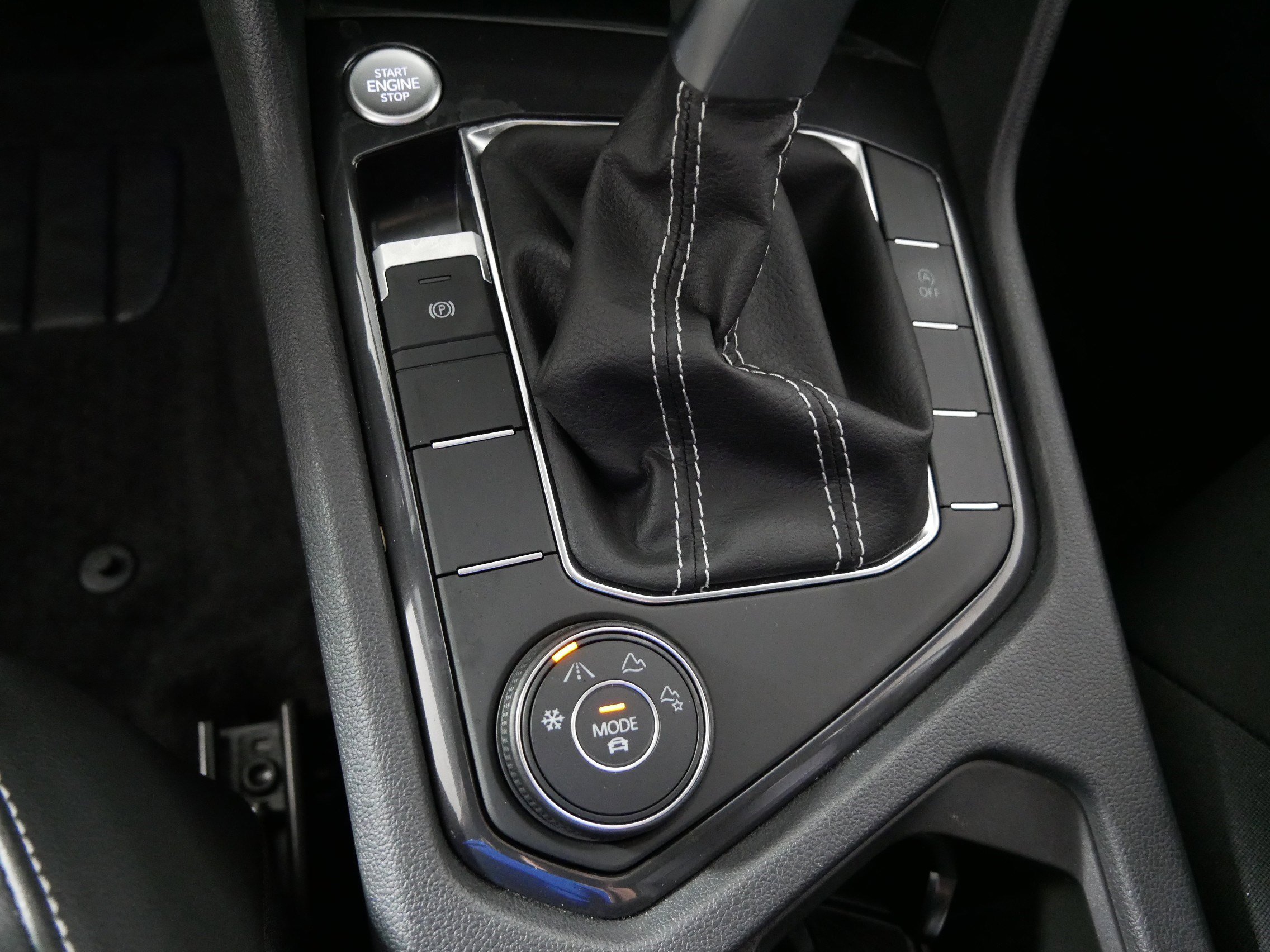 Used 2024 Volkswagen Tiguan SE w/ Panoramic Sunroof Package image 29