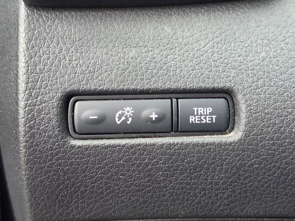 Used 2020 Nissan Rogue S w/ Special Edition Package FWD image 20