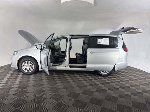 Used 2024 Chrysler Pacifica Touring-L image 9