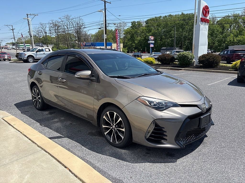 Used 2017 Toyota Corolla SE w/ Carpet Mat Package (TMS) FWD image 3