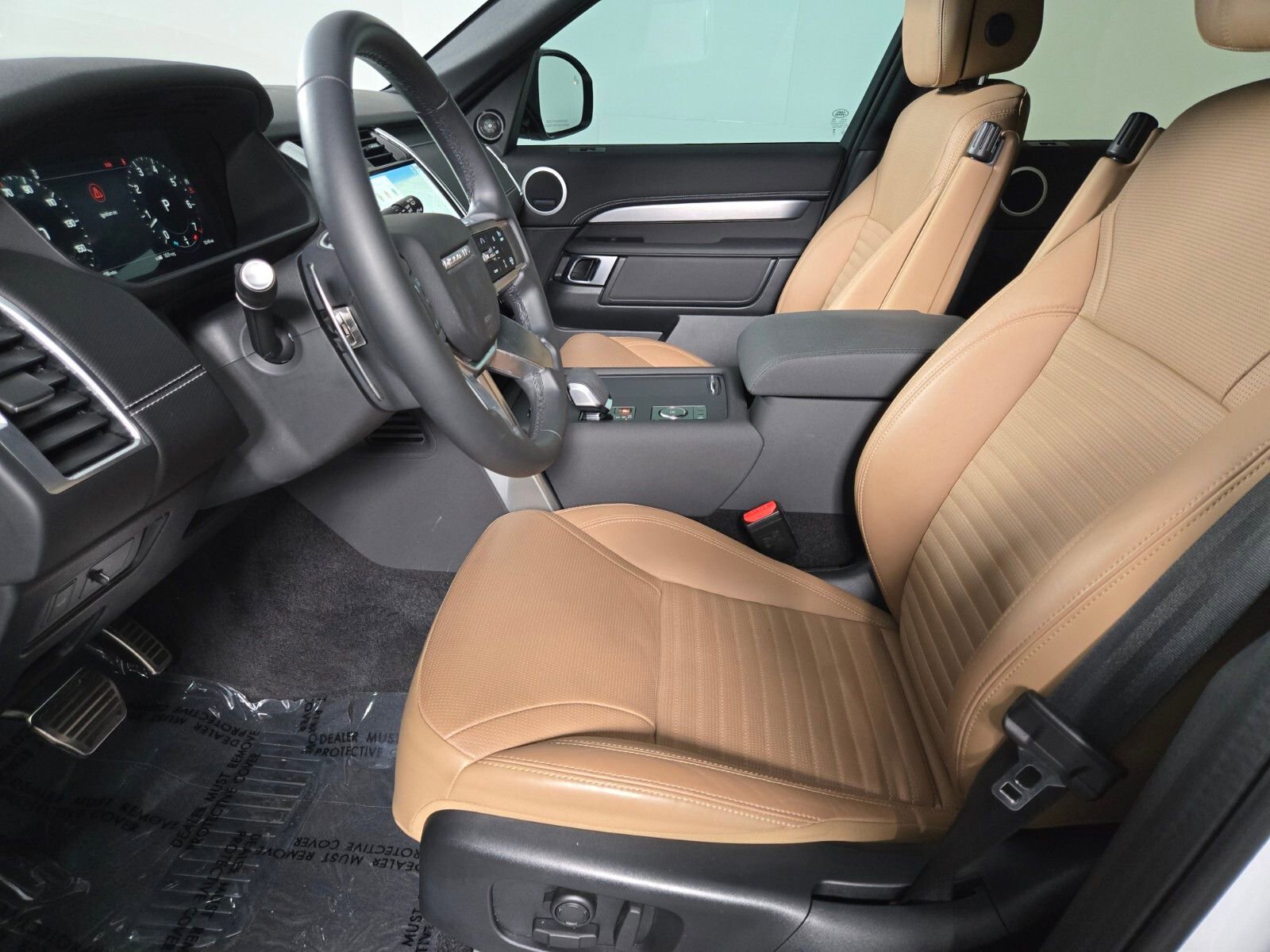 Used 2025 Land Rover Discovery Dynamic SE AWD/4WD image 12