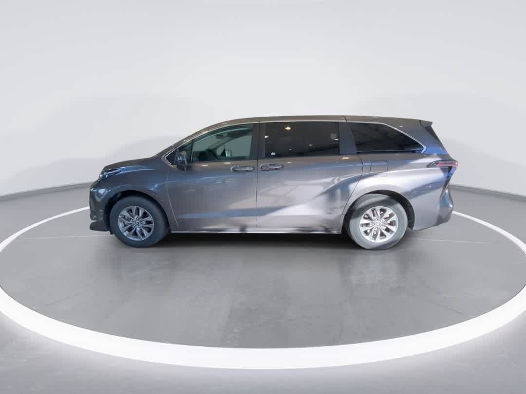 Certified 2024 Toyota Sienna LE FWD image 5