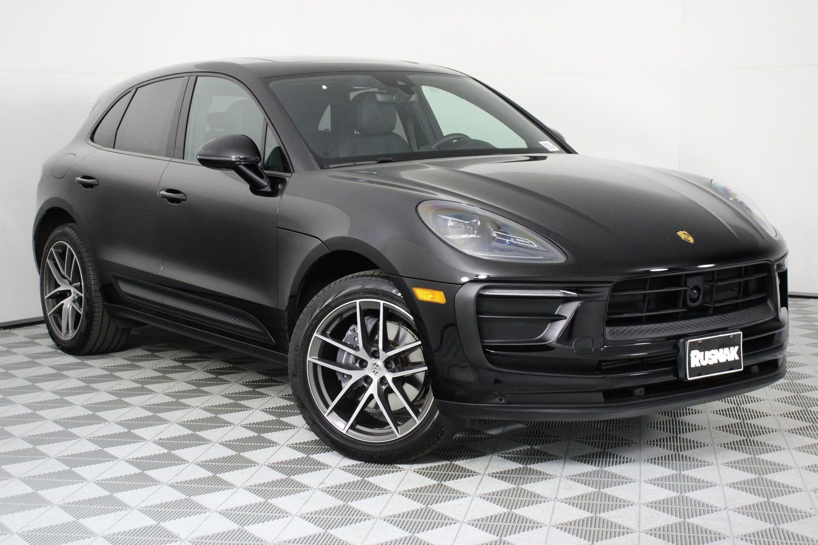 Certified 2025 Porsche Macan image 9