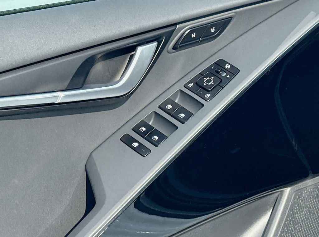 New 2025 Kia Niro SX Touring image 19