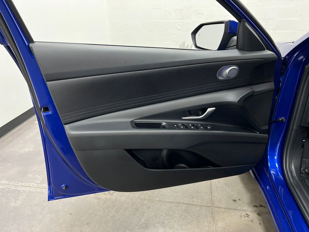 Used 2025 Hyundai Elantra Blue image 11