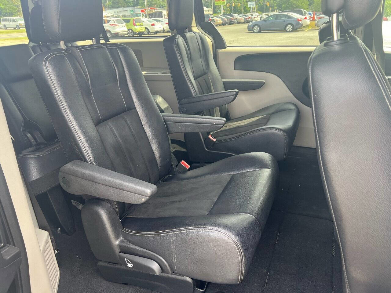 Used 2019 Dodge Grand Caravan SXT image 13