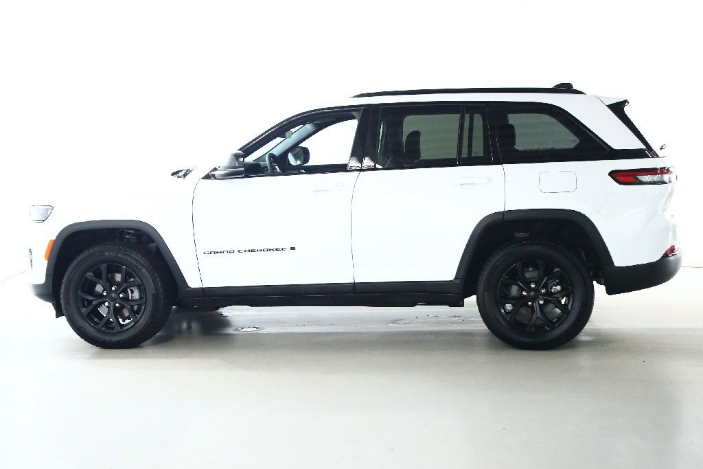 Used 2025 Jeep Grand Cherokee Altitude image 38