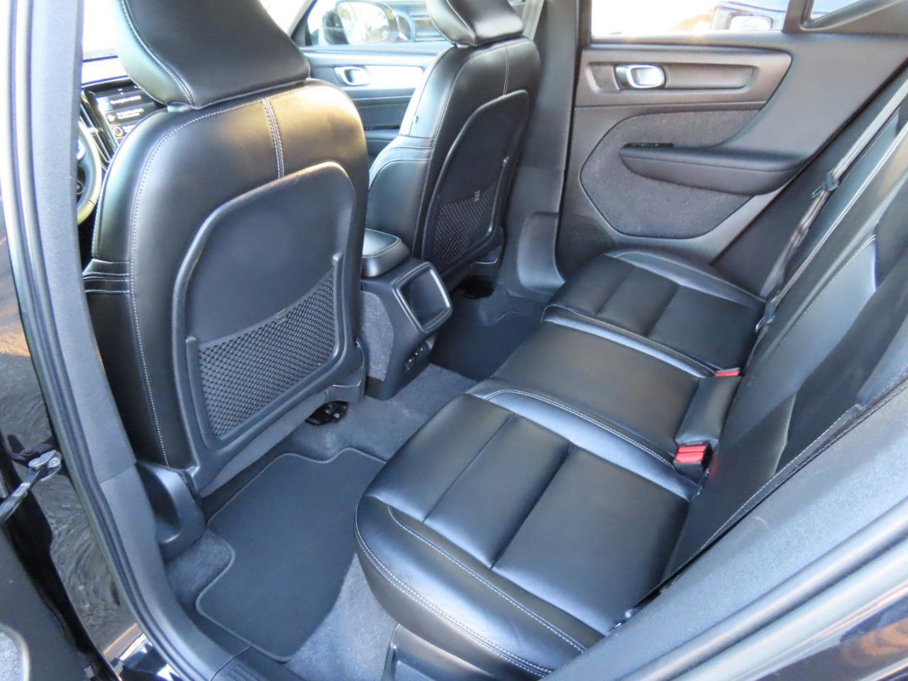 Used 2022 Volvo XC40 T5 Momentum image 9