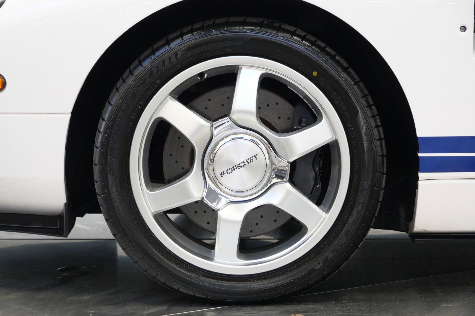 Used 2005 Ford GT image 10