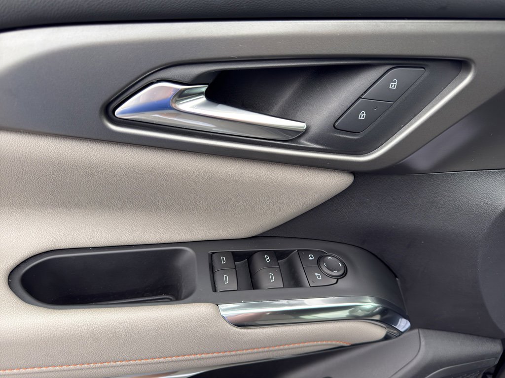 Used 2025 Chevrolet Traverse LT image 10