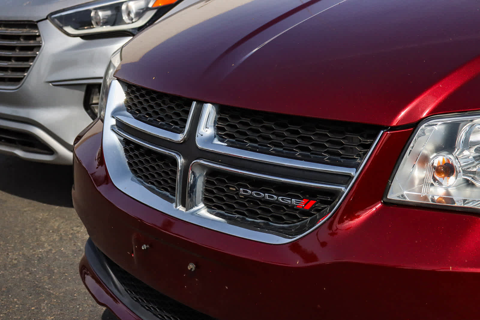 Used 2019 Dodge Grand Caravan SXT image 3