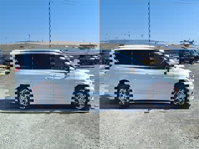 New 2026 Chrysler Pacifica Select image 2