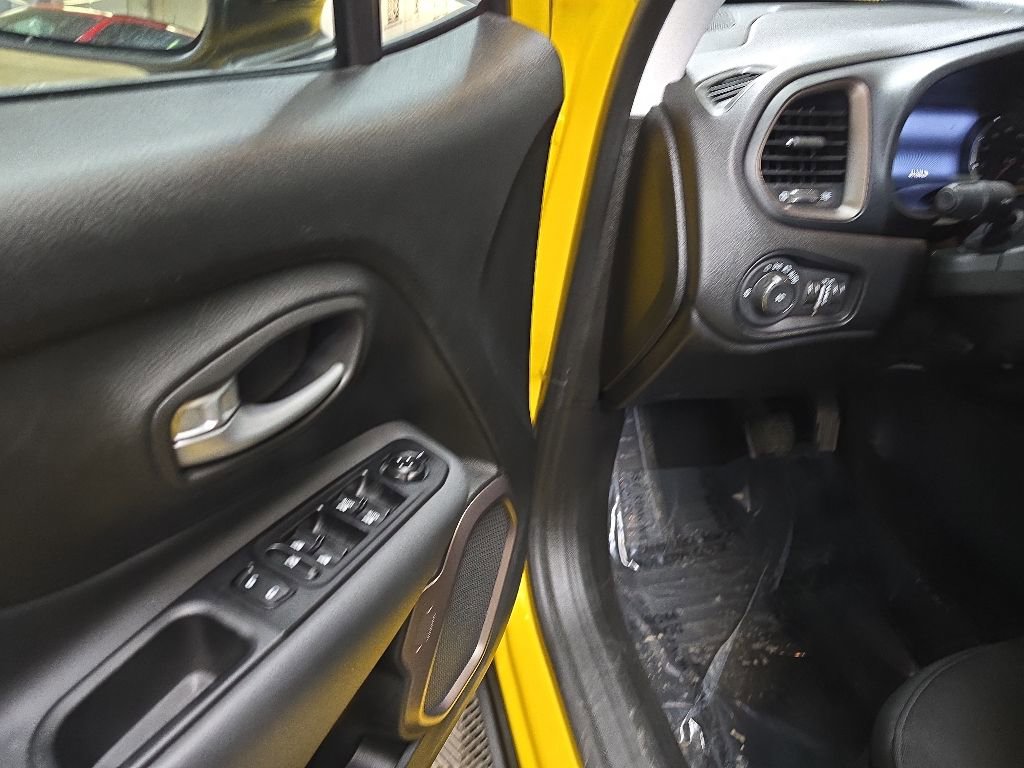 Used 2023 Jeep Renegade Latitude AWD/4WD image 28