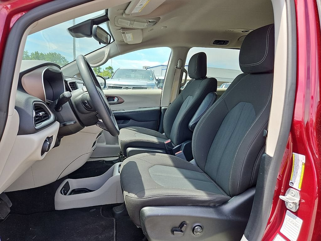Used 2023 Chrysler Voyager LX FWD image 14