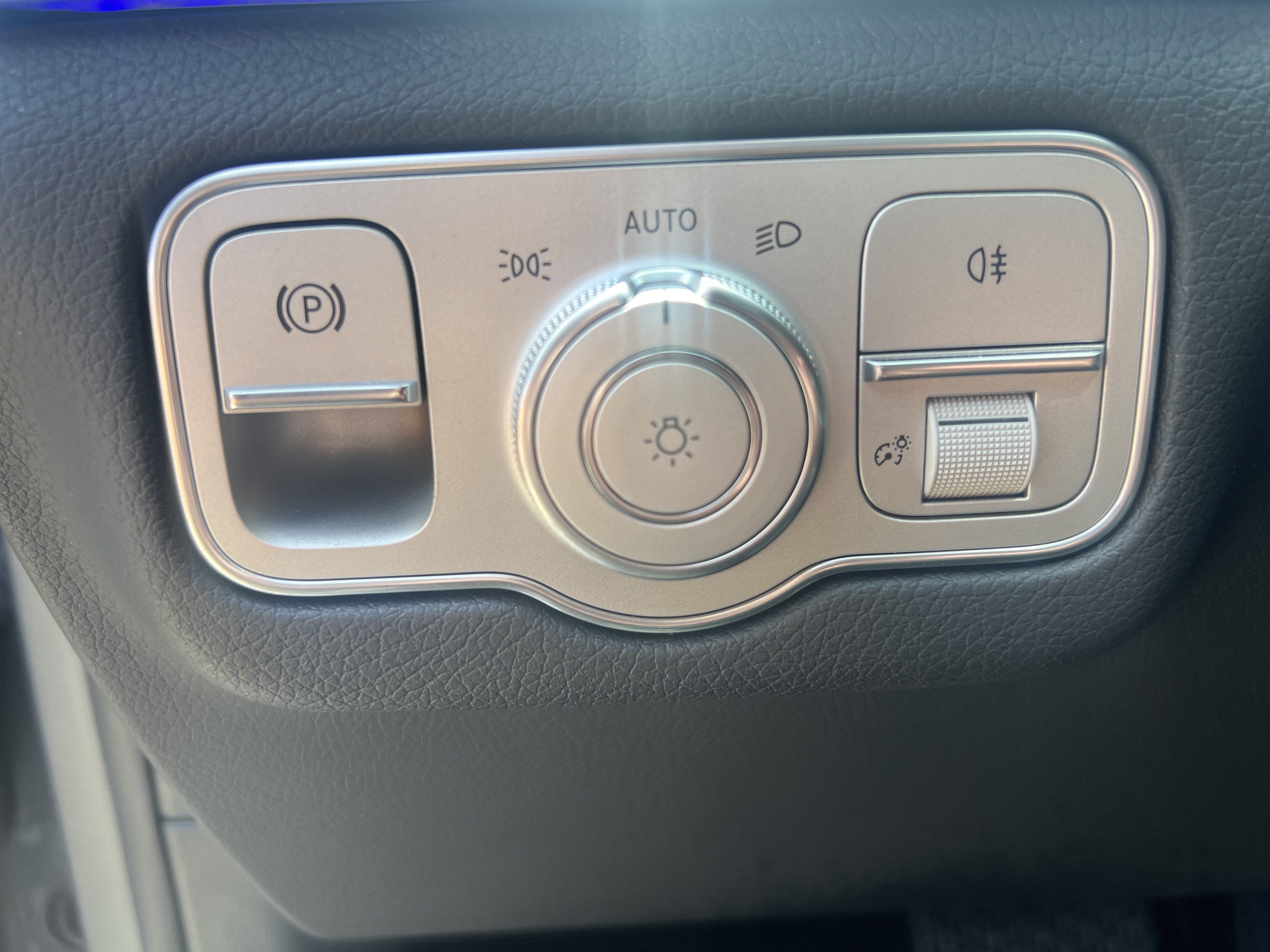 Used 2025 Mercedes-Benz GLE 450 4MATIC w/ Winter Package image 17