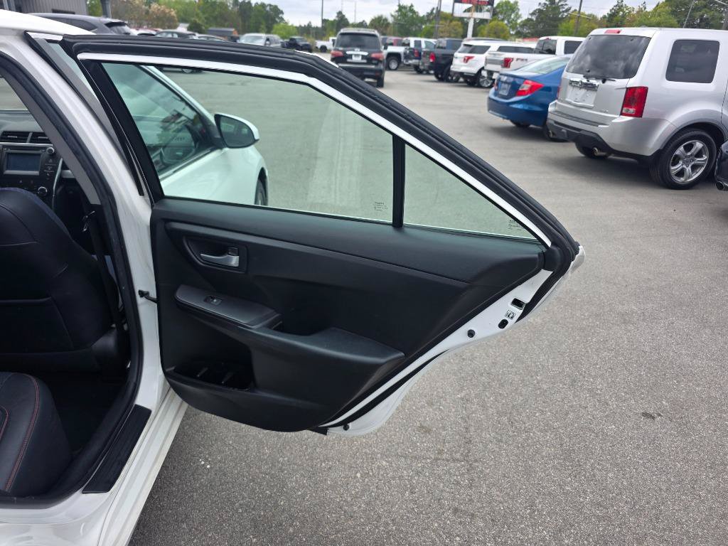 Used 2015 Toyota Camry SE FWD image 12