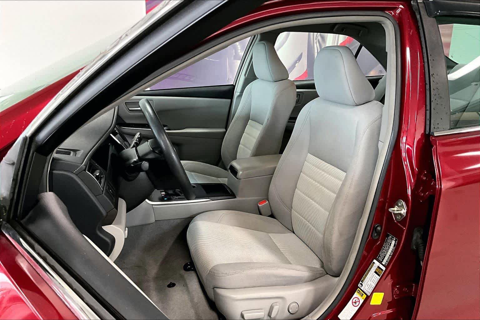 Used 2017 Toyota Camry LE FWD image 9