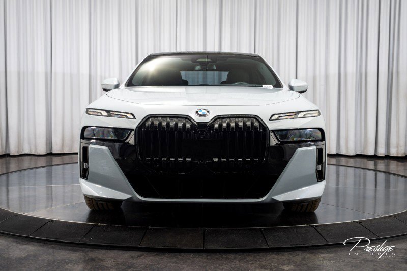 Used 2023 BMW 740i w/ Parking Assistance Package image 3