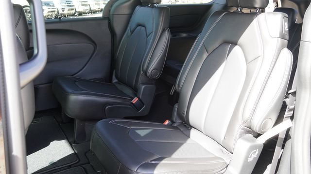 New 2026 Chrysler Pacifica Select FWD image 13