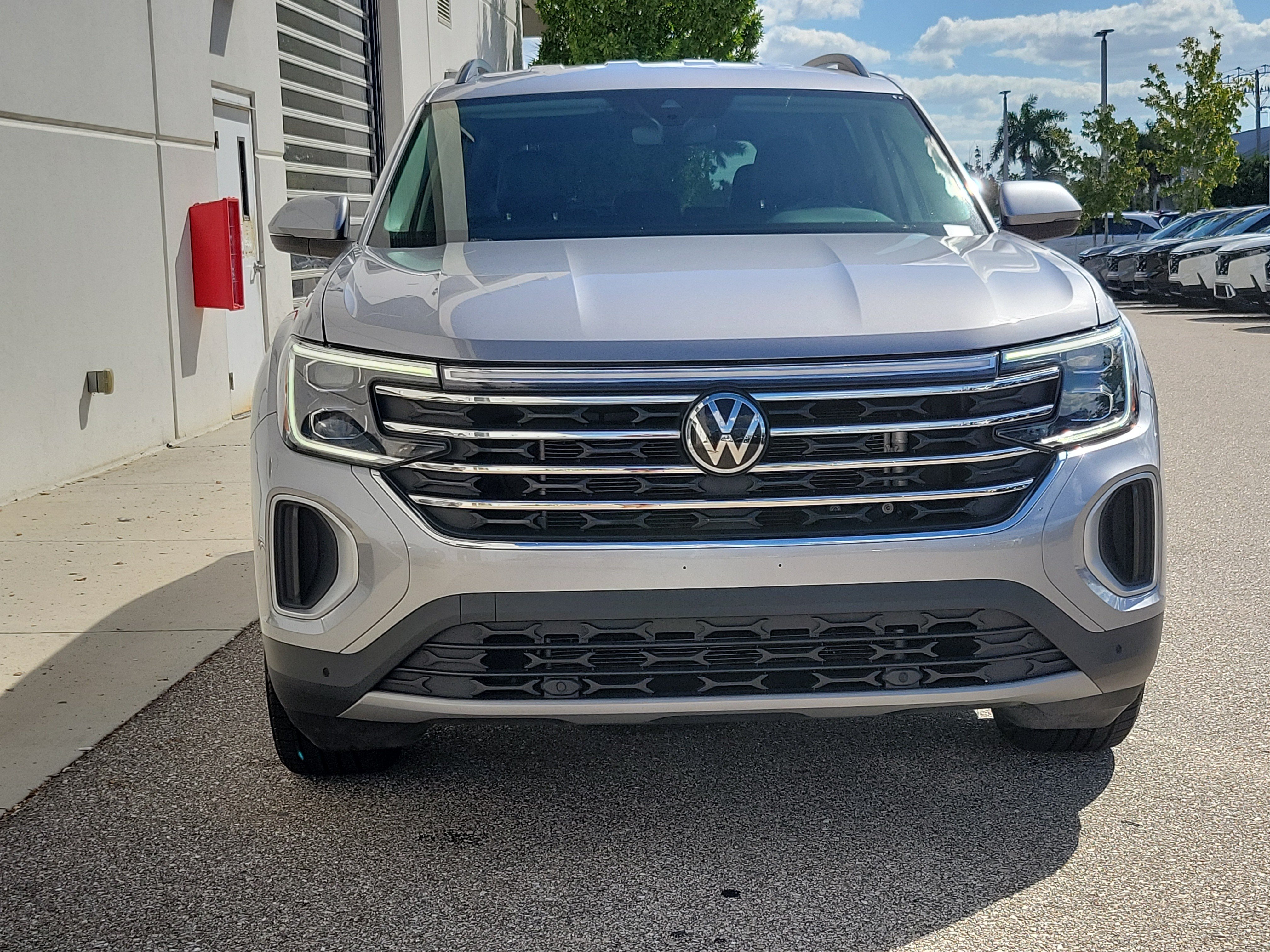 Used 2025 Volkswagen Atlas SE AWD/4WD image 2