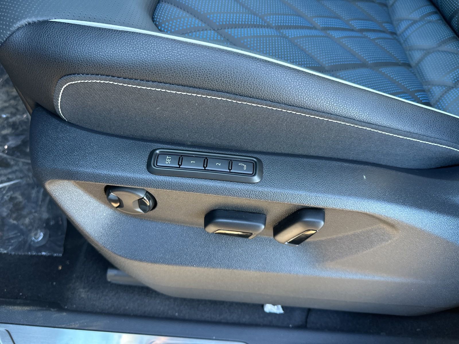 New 2026 Volkswagen Atlas Cross Sport SEL Premium R-Line image 11