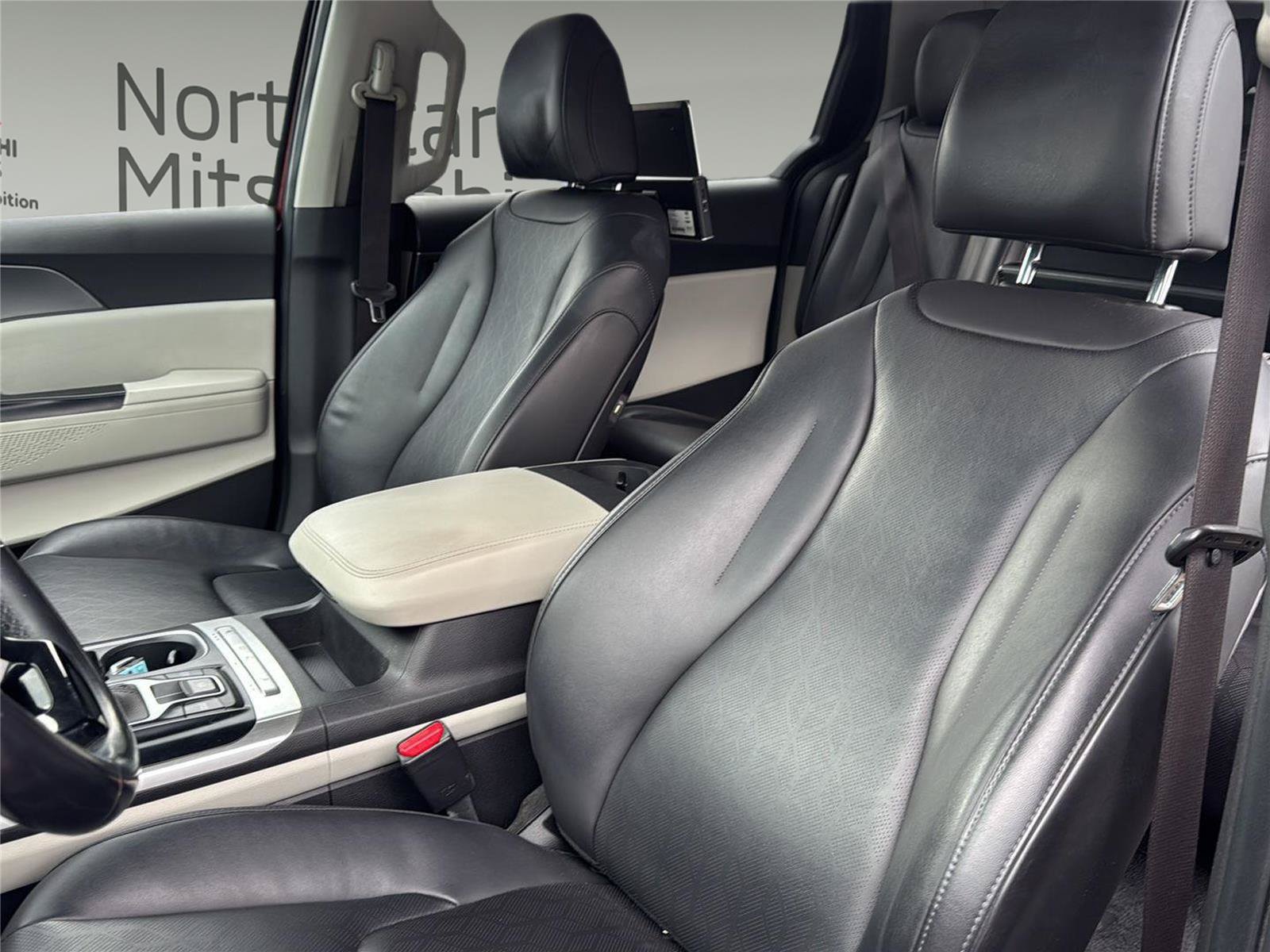 Used 2022 Kia Carnival LX FWD image 21
