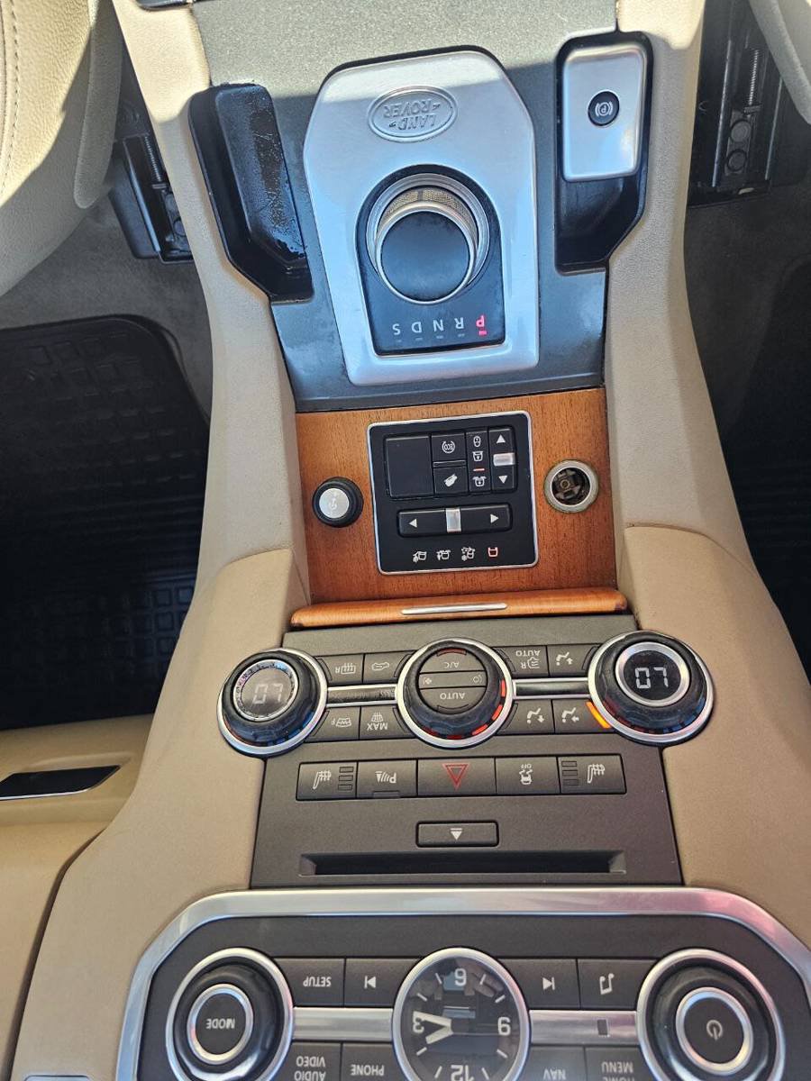 Used 2015 Land Rover LR4 HSE AWD/4WD image 12