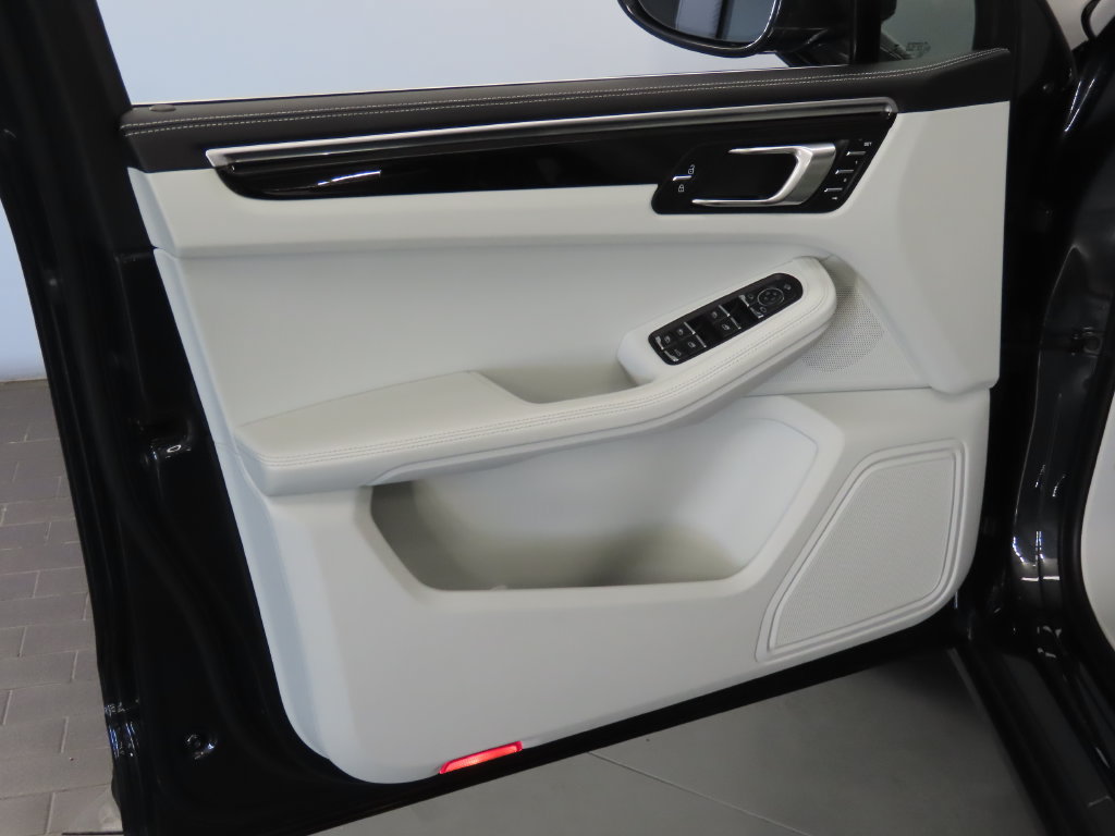 Certified 2023 Porsche Macan S AWD/4WD image 34