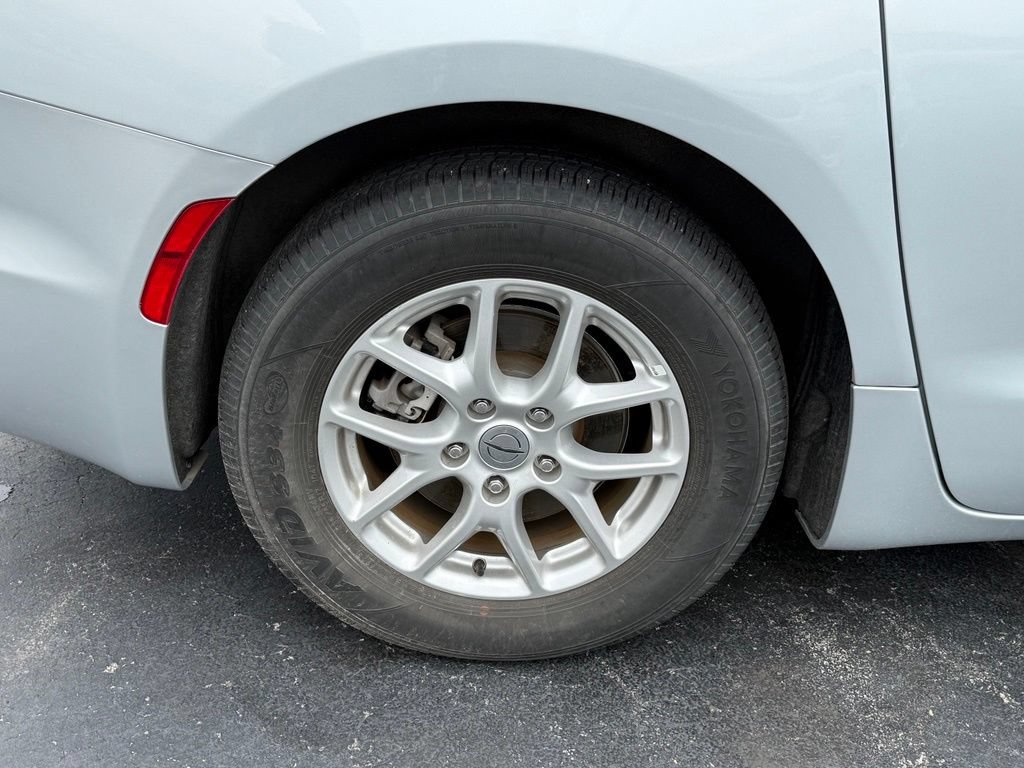 Used 2024 Chrysler Pacifica Touring-L FWD image 10