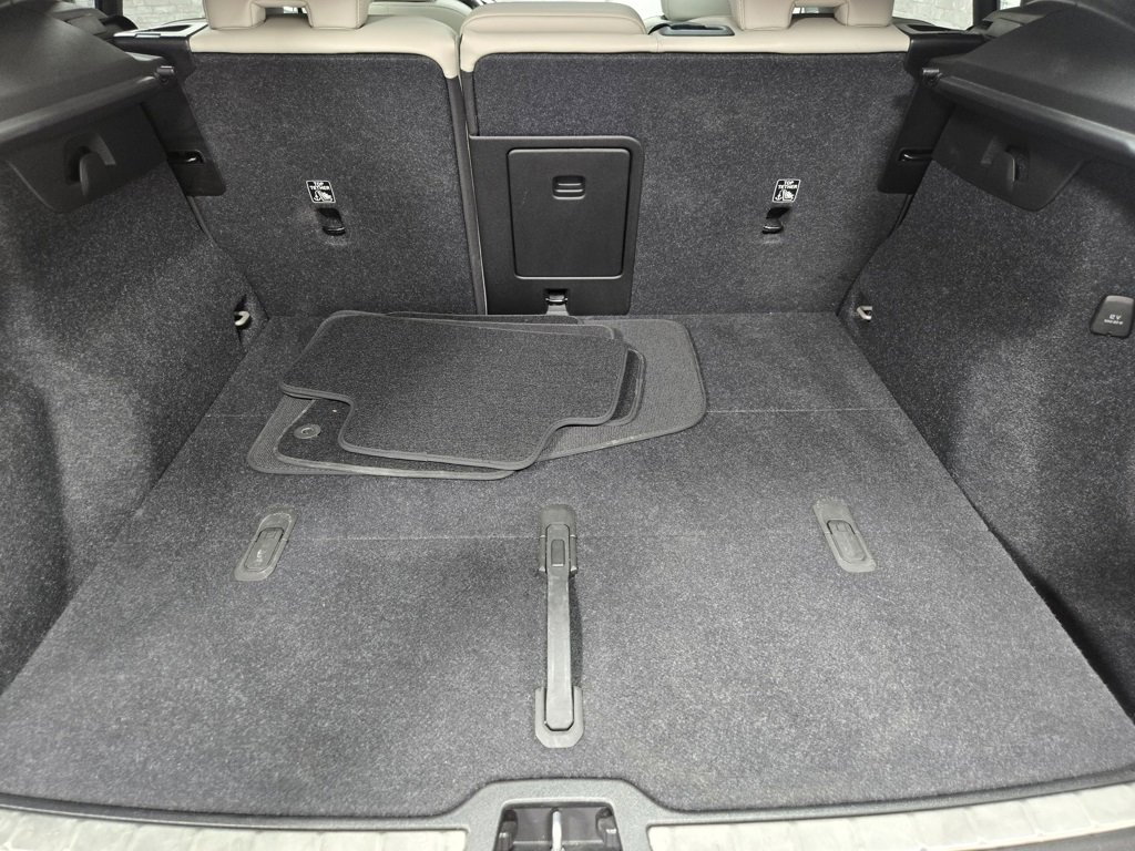 Used 2024 Volvo XC40 B5 Plus image 45