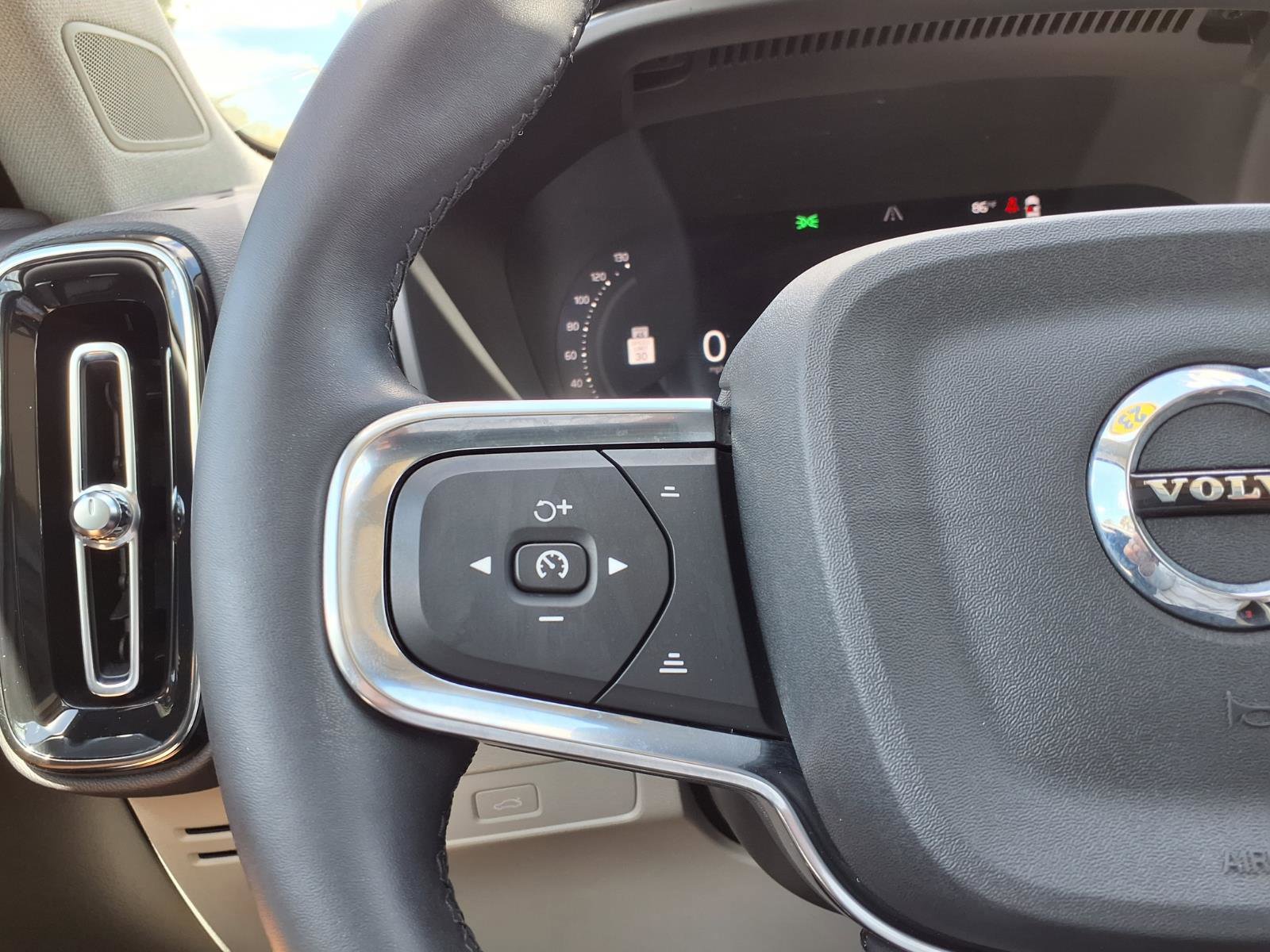 Certified 2023 Volvo XC40 B5 Plus AWD/4WD image 32