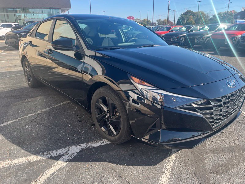 Used 2023 Hyundai Elantra SEL w/ Cargo Package FWD image 3