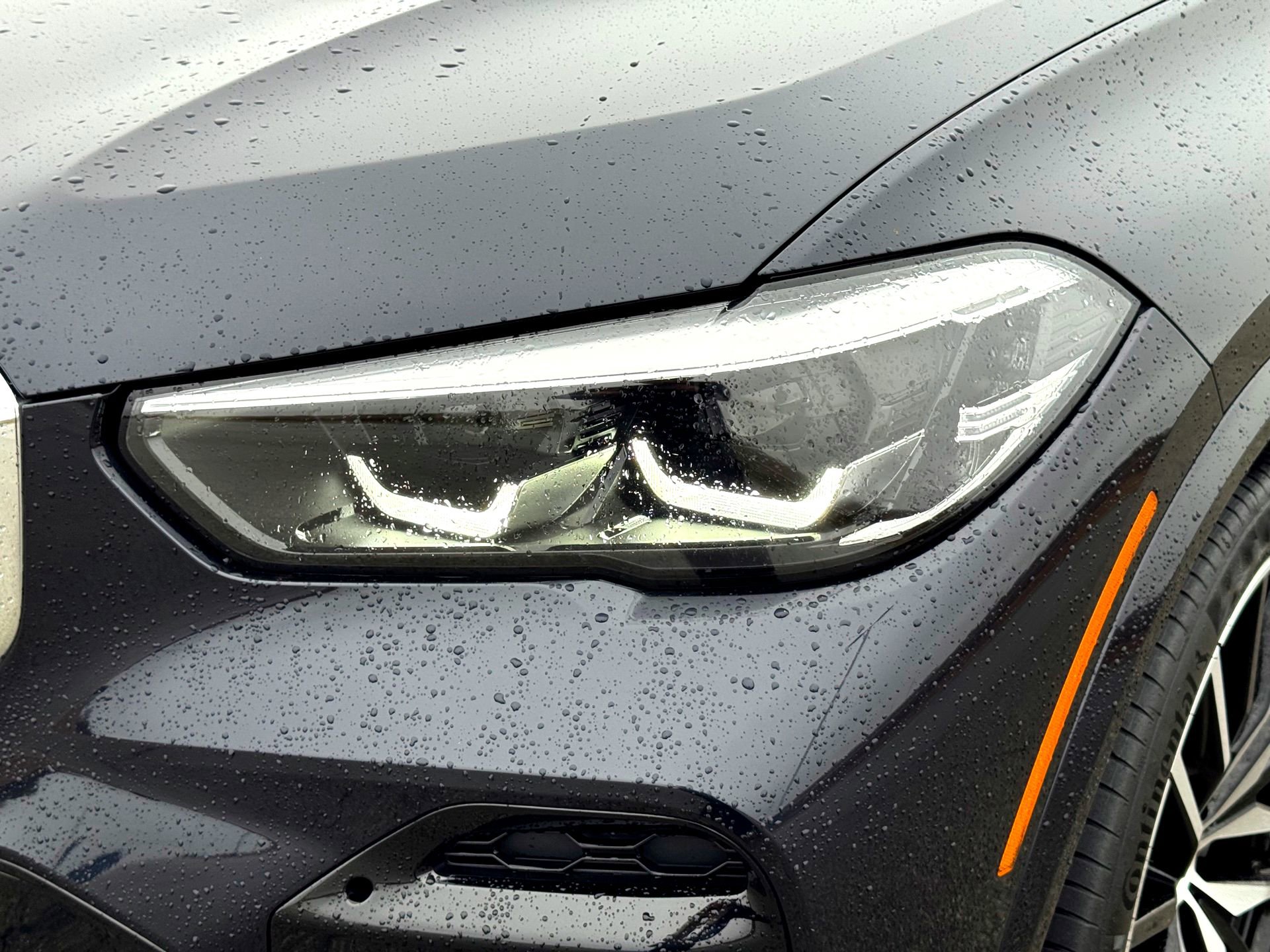 Used 2022 BMW X5 xDrive40i w/ M Sport Package image 3