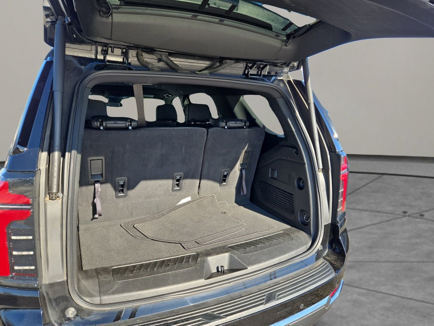 Used 2025 Chevrolet Tahoe LT image 31