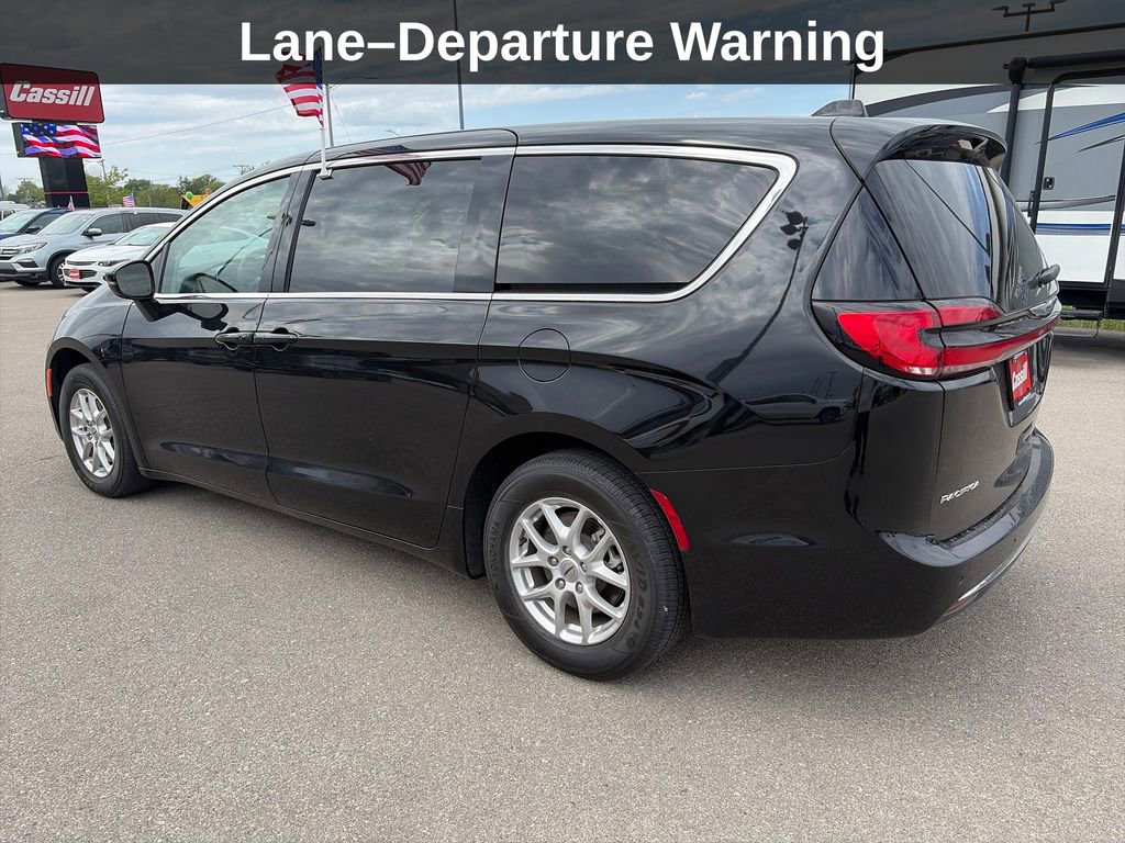 Used 2024 Chrysler Pacifica Touring-L FWD image 3