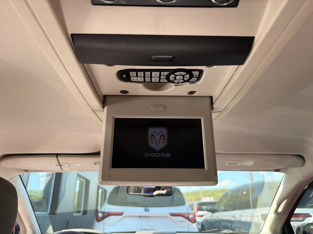 Used 2008 Dodge Grand Caravan SXT w/ Entertainment Group 2 FWD image 18