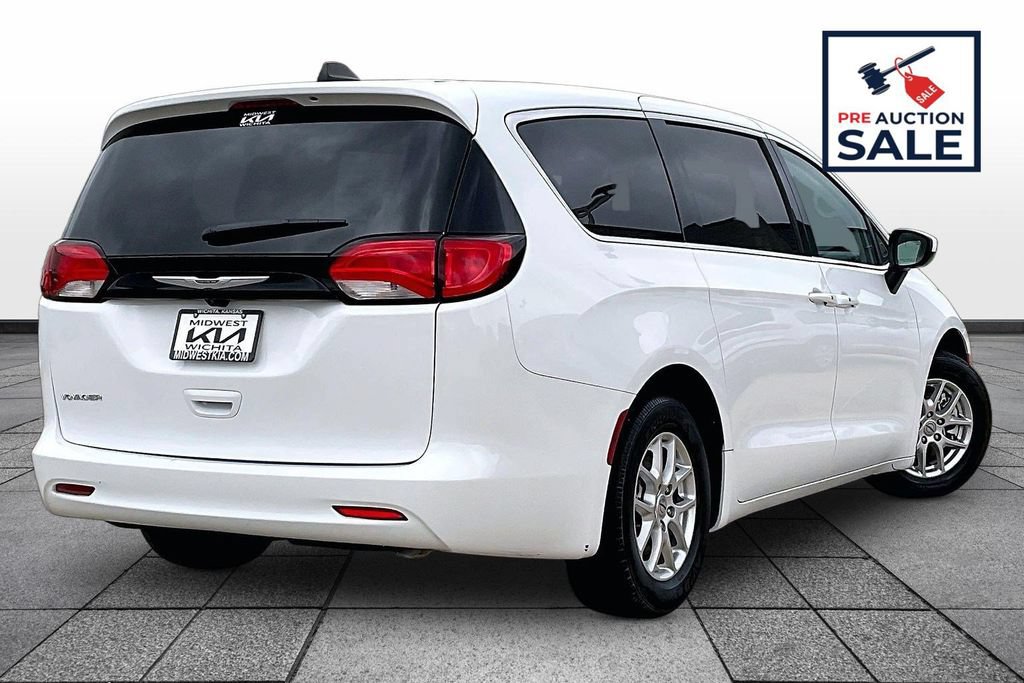 Used 2023 Chrysler Voyager LX FWD image 12