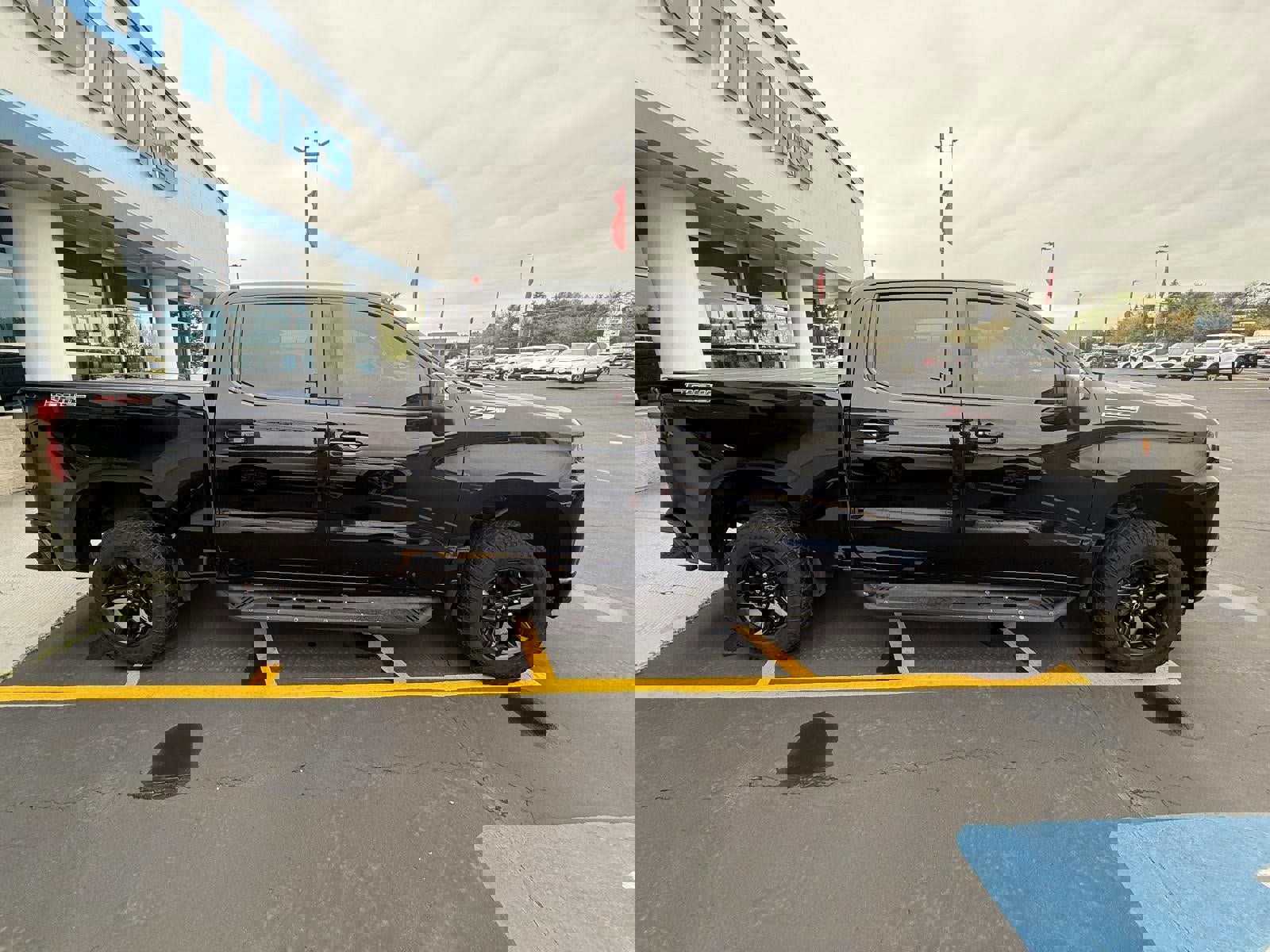 Used 2021 Chevrolet Silverado 1500 LT Trail Boss w/ Convenience Package II image 8