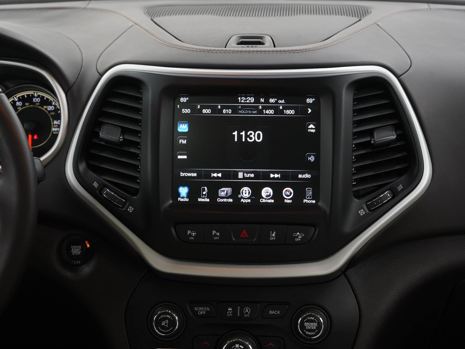 Used 2016 Jeep Cherokee Overland w/ Technology Group AWD/4WD image 15