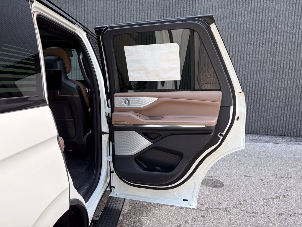 New 2027 Lincoln Navigator Black Label AWD/4WD image 39