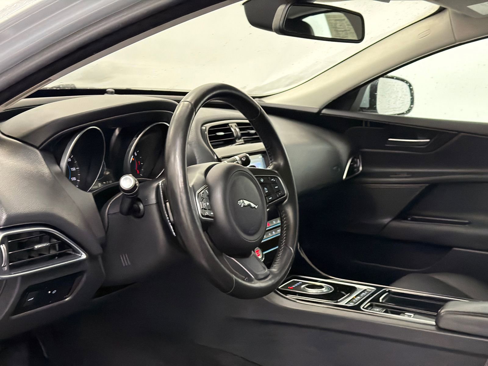 Used 2018 Jaguar XE Premium image 13