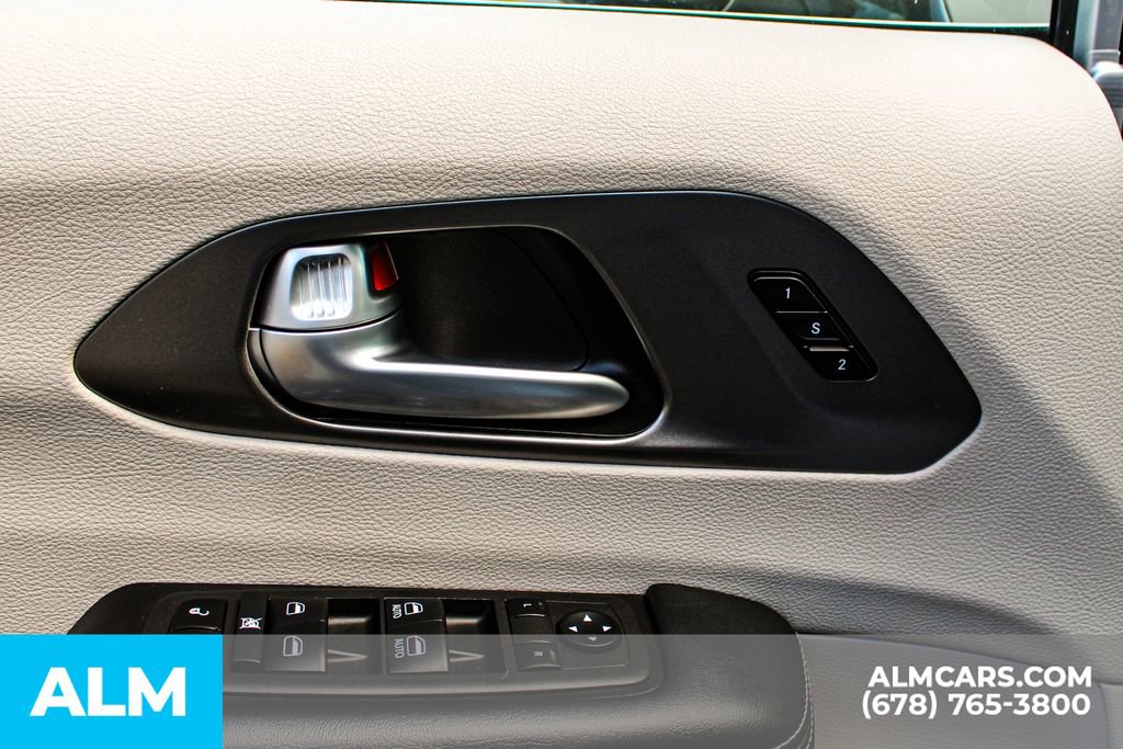 Used 2024 Chrysler Pacifica Touring-L image 40
