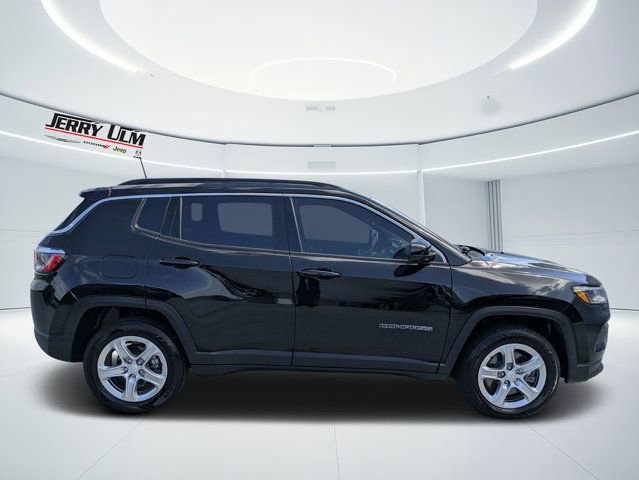 Used 2023 Jeep Compass Latitude w/ Convenience Group AWD/4WD image 2