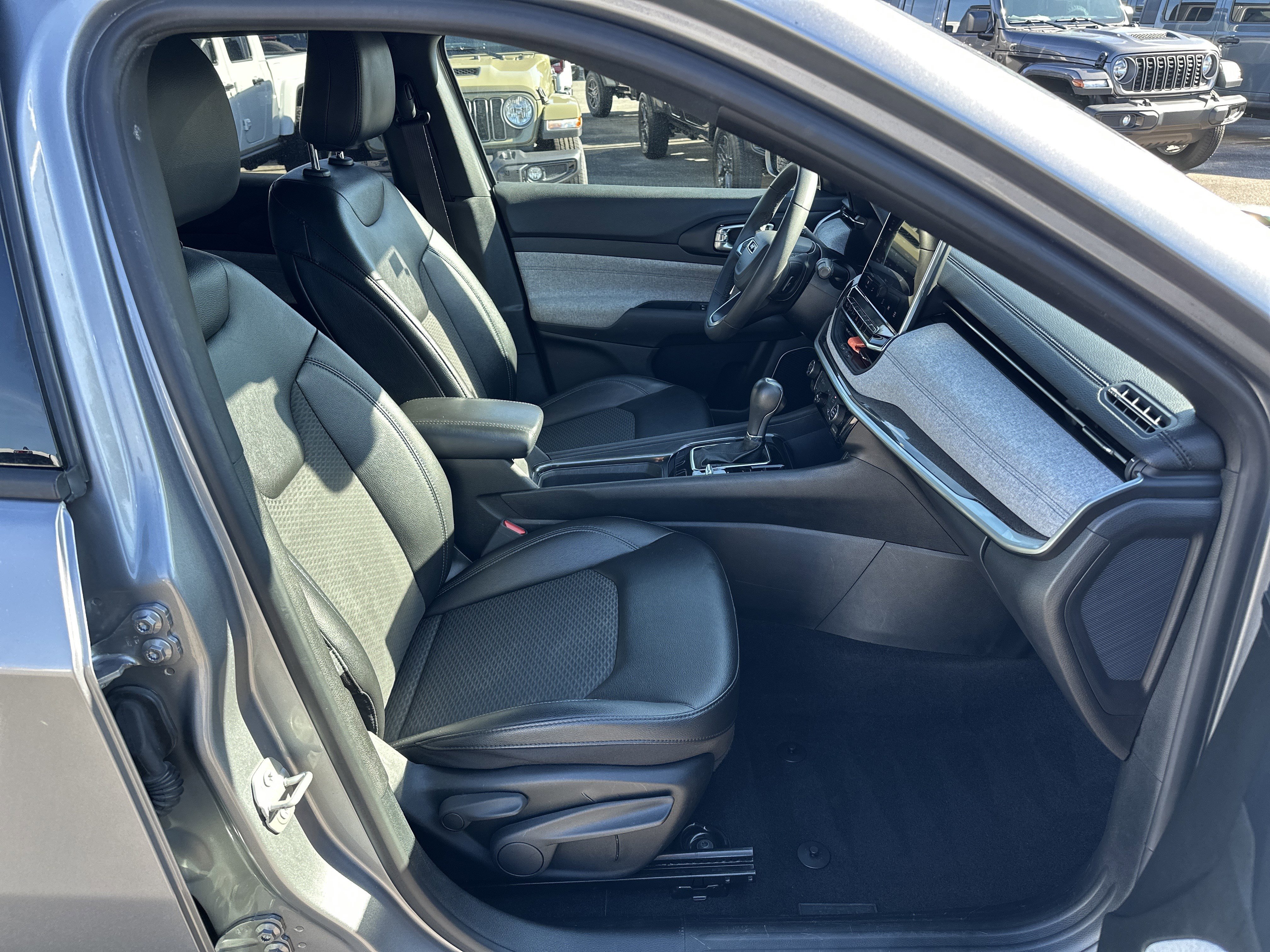 Used 2024 Jeep Compass Latitude image 13