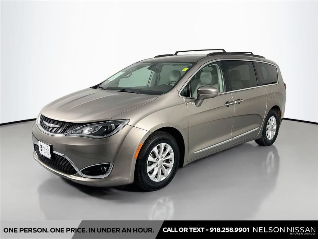 Used 2017 Chrysler Pacifica Touring-L FWD video 1