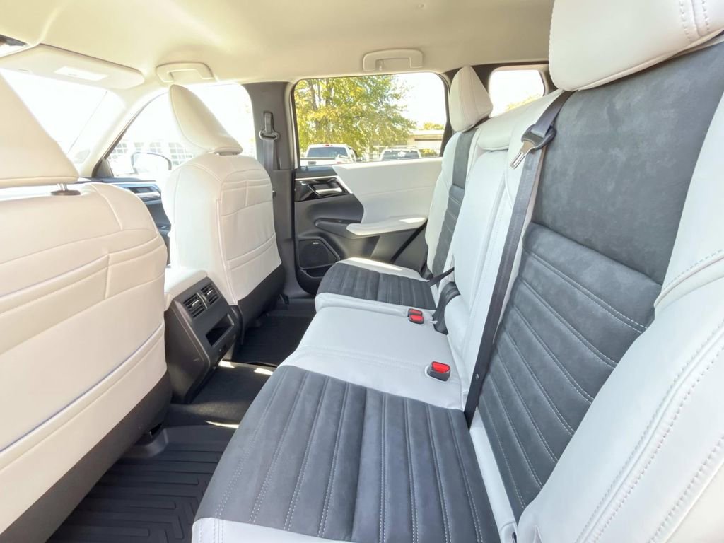 New 2026 Mitsubishi Outlander SE FWD image 11