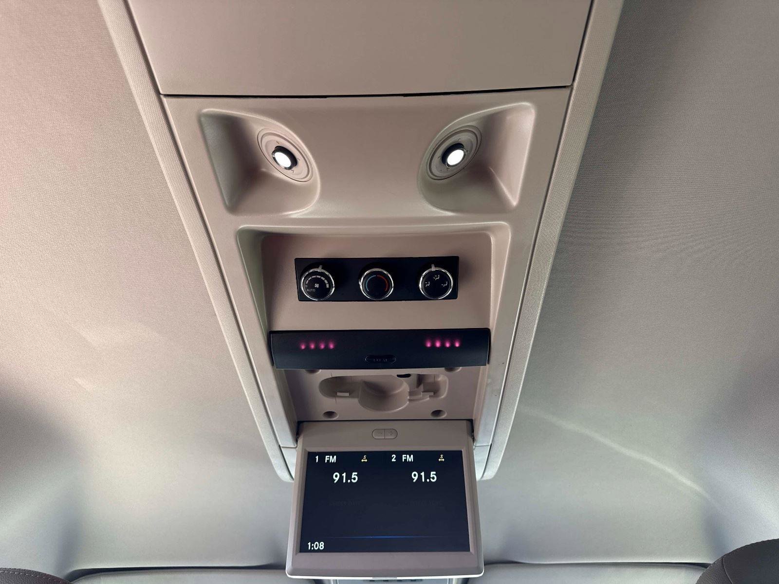 Used 2016 Chrysler Town & Country Touring image 17