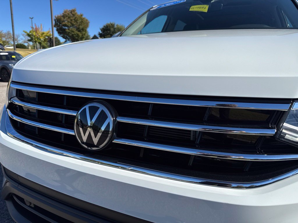 Used 2024 Volkswagen Tiguan SE w/ Panoramic Sunroof Package FWD image 10