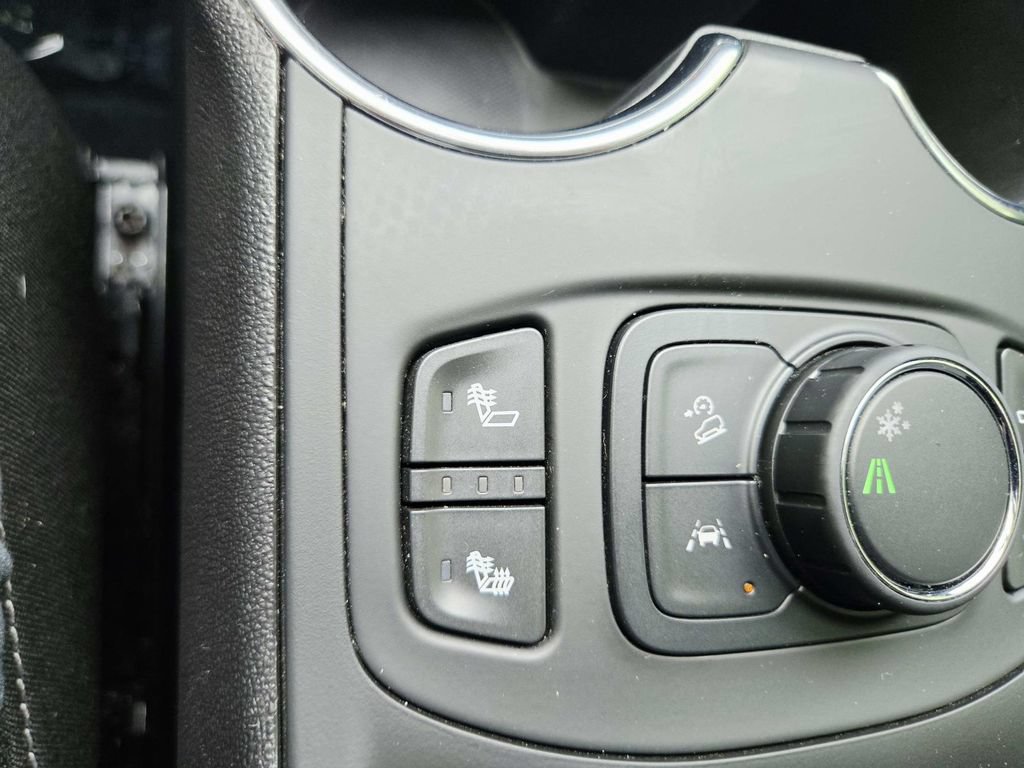 Used 2024 GMC Terrain SLE w/ Driver Convenience Package FWD image 30